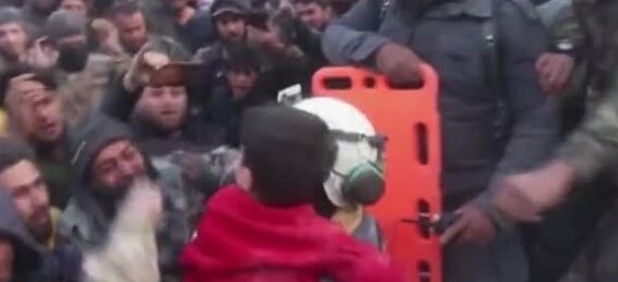 Спасителни екипи и цивилни граждани изпаднаха в бурна радост след